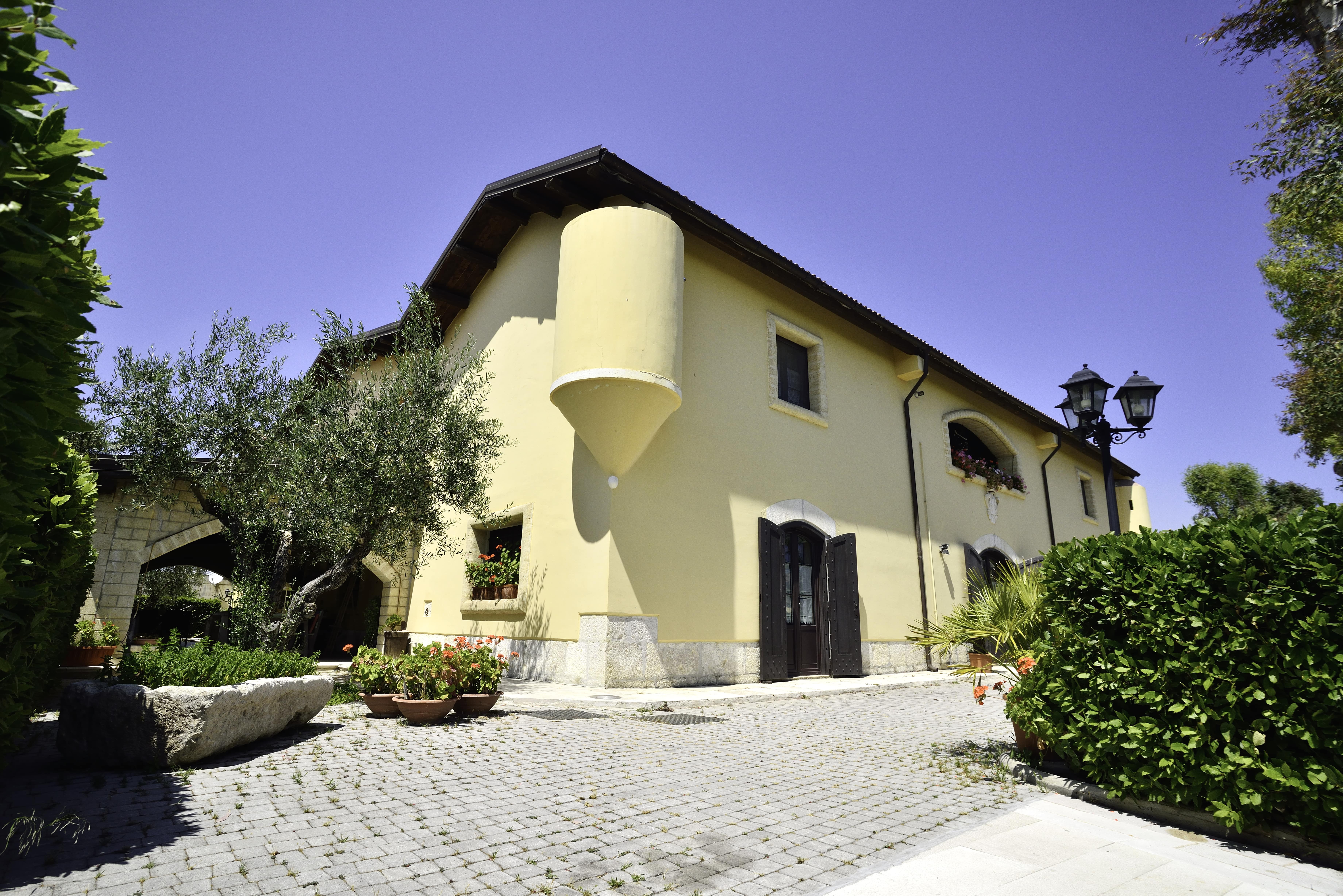 Portico con volta in pietra